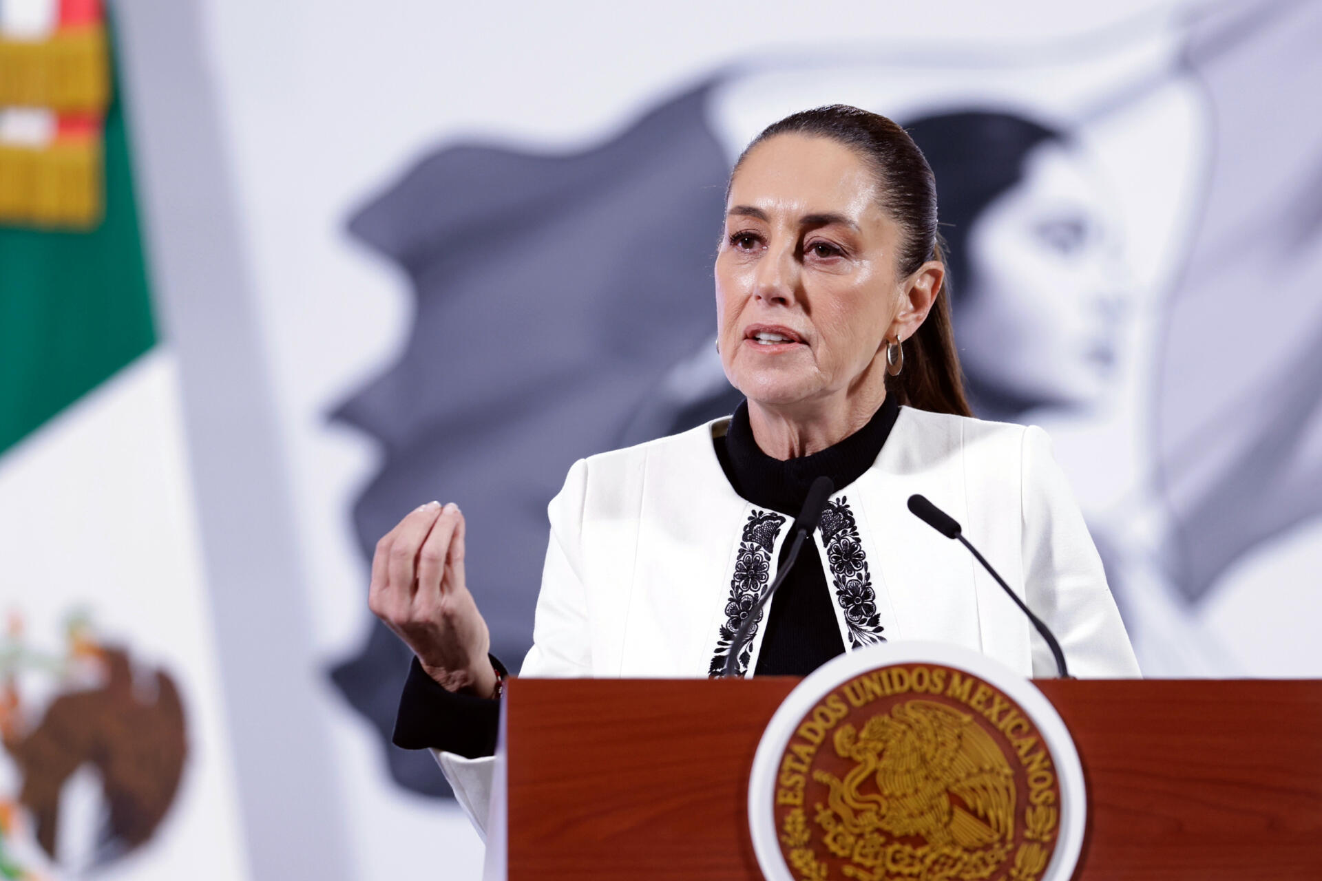 La presidenta de México, Claudia Sheinbaum, habla durante una rueda de prensa este jueves, en el Palacio Nacional en la Ciudad de Méxic