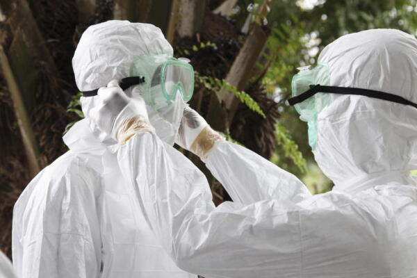 Enfermeros liberianos revisan equipos de protección antes de trasladar a una víctima del ébola