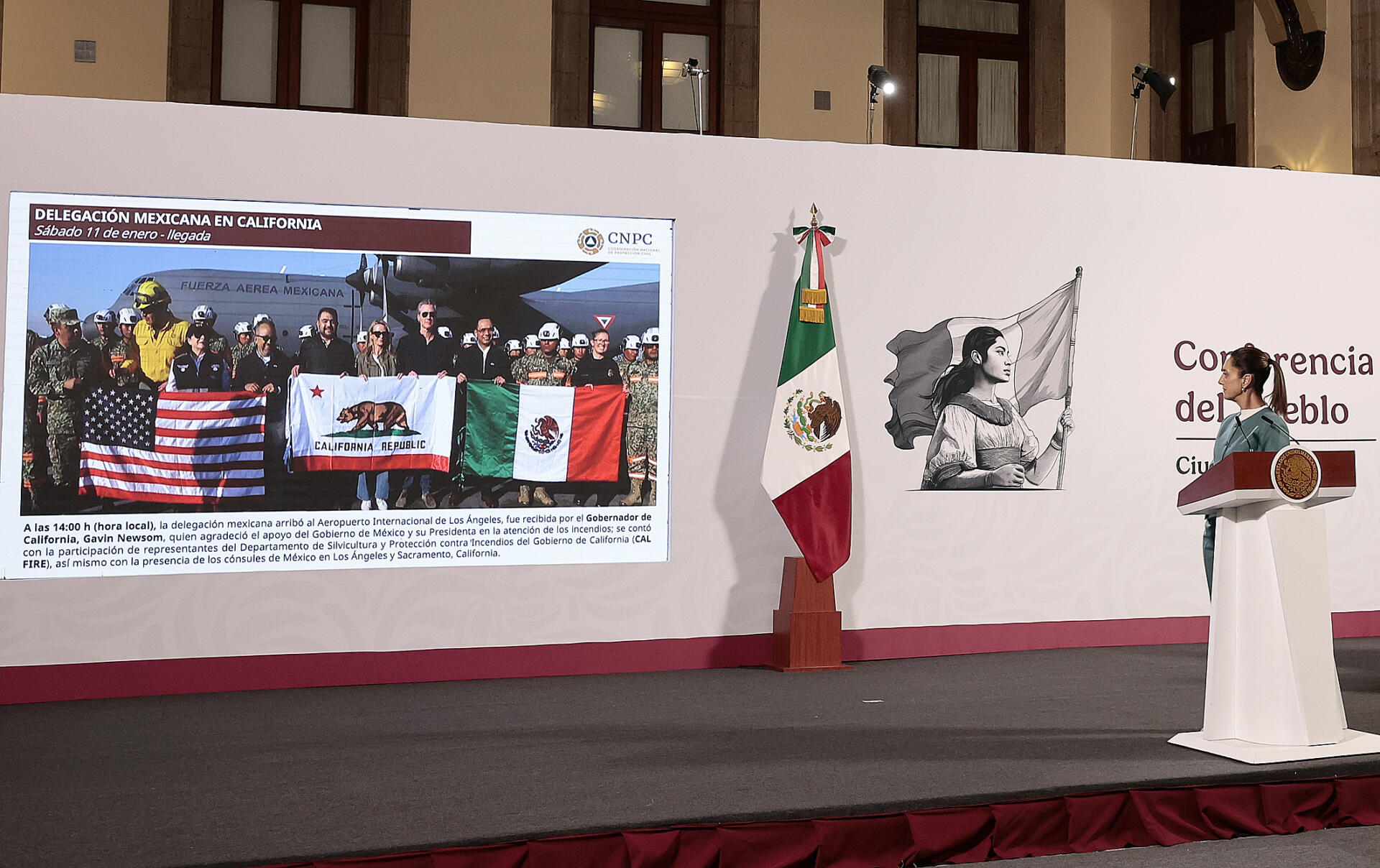 La presidenta de México, Claudia Sheinbaum, observa una imagen de la delegación mexicana en California este martes