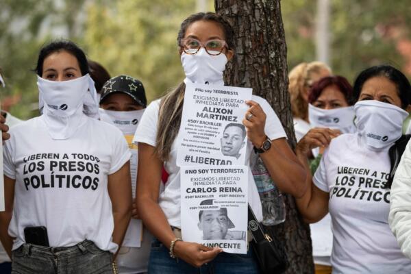 Foto de archivo de una mujer que sostiene dos carteles durante una protesta de Familiares de 
