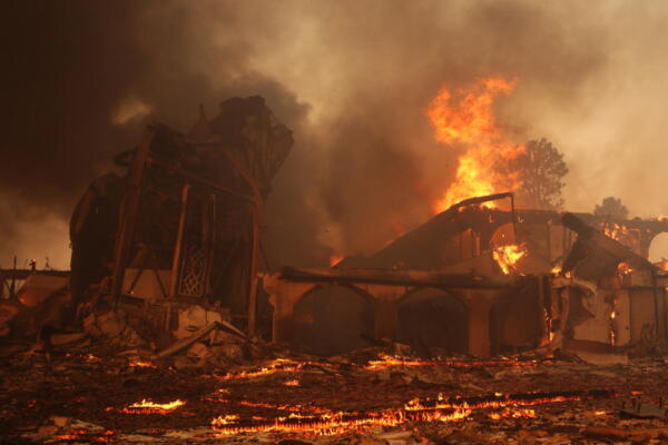 Una iglesia quemada por el incendio de Palisades yace en ruinas en el barrio Pacific Palisades de Los Ángeles