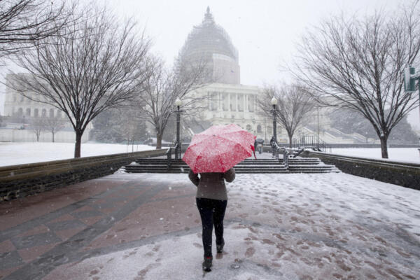 Fotografía de archivo de una mujer en medio de la nieve frente al Capitalio, 