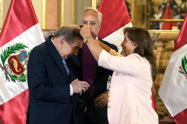 La presidenta de Perú, Dina Boluarte (d), condecora al líder antichavista Edmundo González Urrutia este miércoles en el Palacio de Gobierno