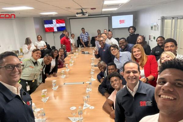 Juan Soto comparte almuerzo con colaboradores del Sistema 911. (foto, fuente externa)