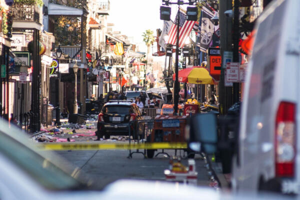 La Policía vigila después de que un automóvil atropellara a una multitud en Nueva Orleans, 
