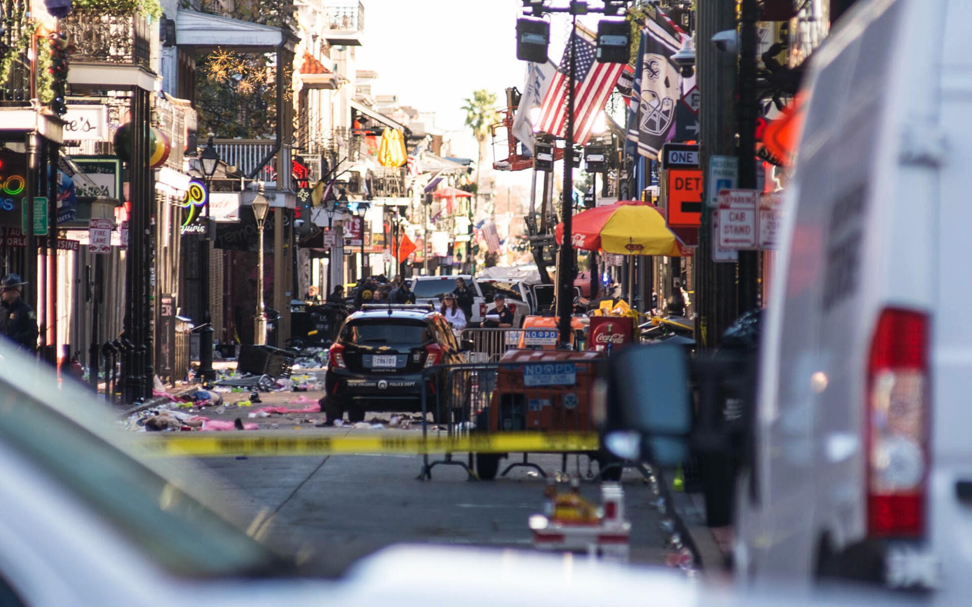 La Policía vigila después de que un automóvil atropellara a una multitud en Nueva Orleans,