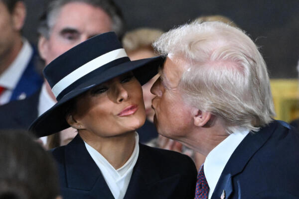 Donald Trump besa a Melania Trump en su toma de posesión en la Rotonda del Capitolio de Estados Unidos el 20 de enero de 2025 en Washington, DC.  (Foto de POOL / GETTY IMAGES NORTEAMÉRICA / Getty Images vía AFP)