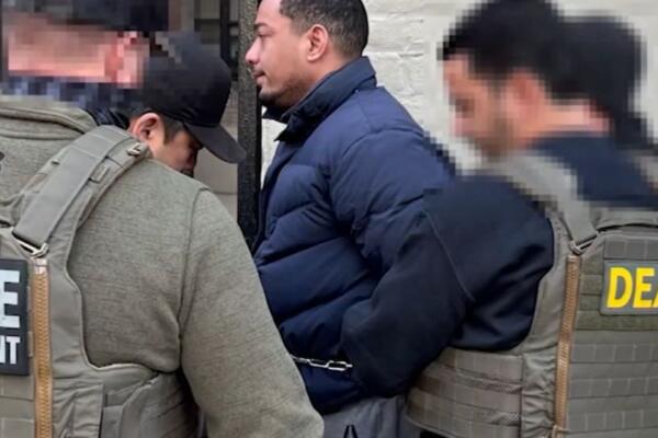 Momento en que capturan a un sujeto hasta el momento no identificado en un operativo.