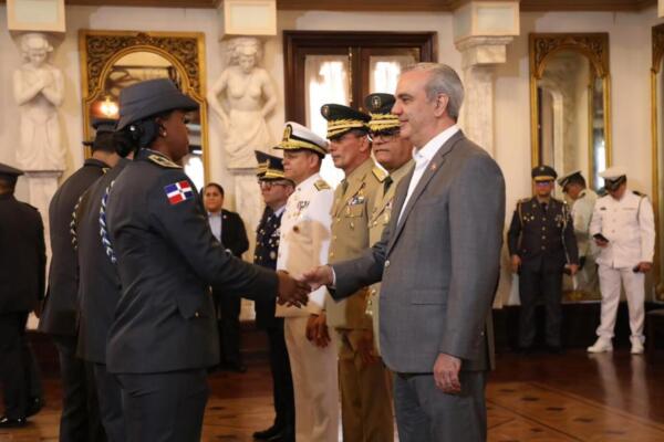 Abinader y Ministro de Defensa anuncian bono para promociones de 20 a 40 años de servicio en FFAA y PN 