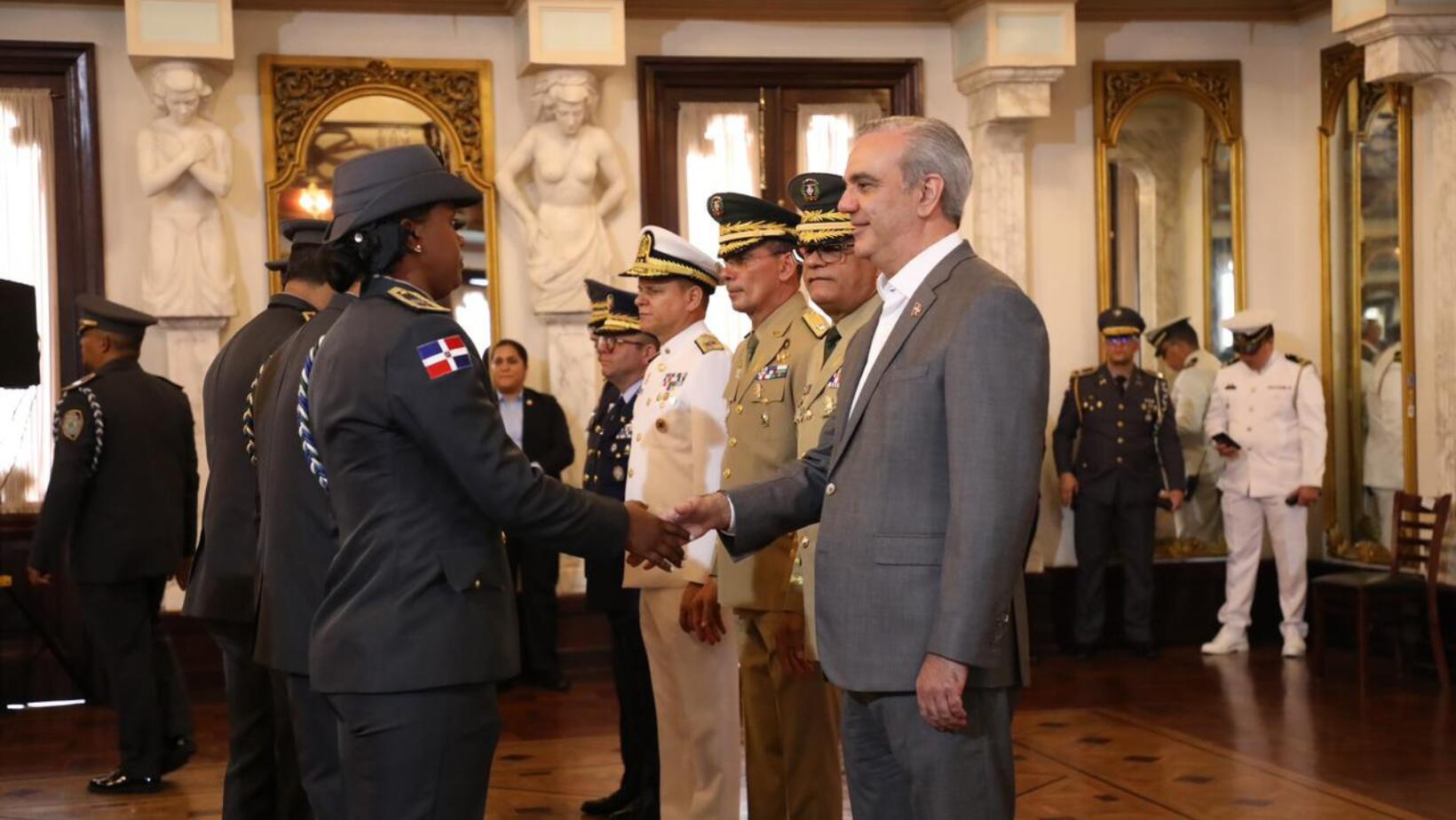 Abinader y Ministro de Defensa anuncian bono para promociones de 20 a 40 años de servicio en FFAA y PN