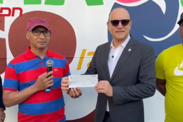 Alcalde Ulises Rodríguez haciendo entrega de recursos a quienes participarán en Carnaval de Santiago 2025.