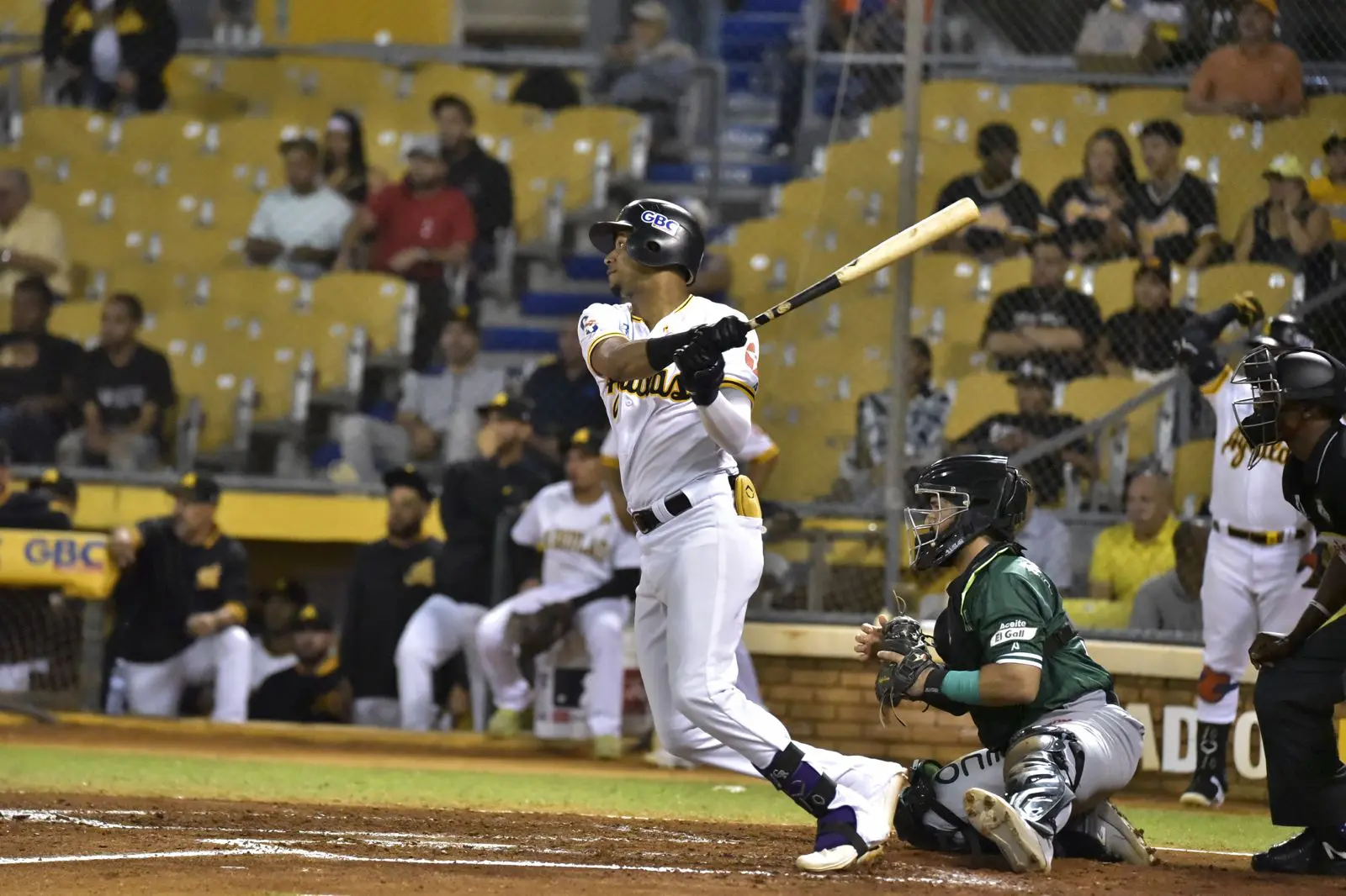 Águilas rompen mala racha, vencen a Estrellas en pelota invernal