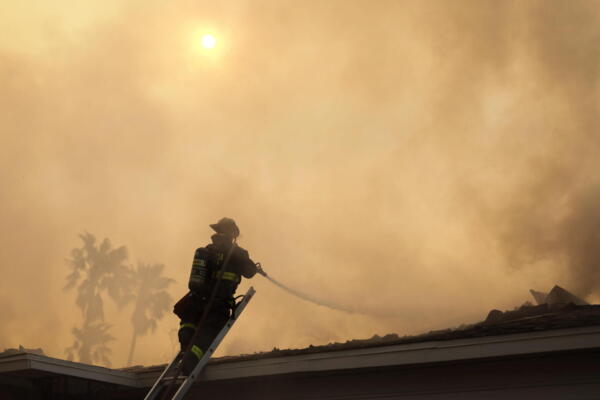 Un bombero lucha contra un incendio en una casa causado por el incendio forestal de Eaton en Altadena, California, EE. UU., el 9 de enero de 2025. EFE/EPA/Allison Dinner