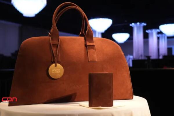 Zoe Saldaña recibe una exclusiva bolsa de regalos valorada en 1 millón de dólares tras ganar el Globo de Oro. (foto, fuente externa)