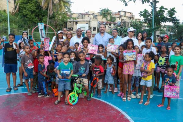 “Estos niños que están aquí, son los que van a sustituir a los líderes de estas barriadas en el mañana y por eso necesitan del apoyo de sus padres y el apoyo de nosotros. El que está en un puesto público está para ayudar a las comunidades  y no solamente en elecciones y en campaña, sino todo el tiempo. Este año no hay elecciones y nosotros estamos aquí con ustedes todo el tiempo”, manifestó Rodríguez Mella.