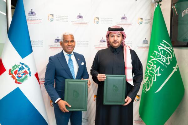 El presidente de la Federación Saudita de Béisbol y Sóftbol, Nayef Bin Humaid, destacó que la firma de este importante acuerdo representa un cambio para el béisbol y el softbol en el Reino a raíz del apoyo ilimitado del sabio liderazgo para el sector deportivo, que está presenciando un salto histórico sin precedentes.