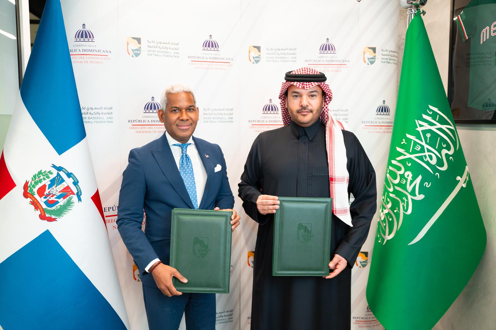 vEl presidente de la Federación Saudita de Béisbol y Sóftbol, Nayef Bin Humaid, destacó que la firma de este importante acuerdo representa un cambio para el béisbol y el softbol en el Reino a raíz del apoyo ilimitado del sabio liderazgo para el sector deportivo, que está presenciando un salto histórico sin precedentes.
