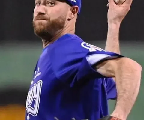 Esmil Rogers, Johnny Cueto, Emilio Vargas y Brooks Hall son parte de la rotación abridora de RD