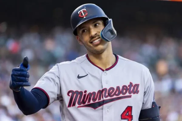 “Carlos está en una excelente posición ahora mismo”, comentó el viernes Derek Falvey, presidente del departamento de operaciones de béisbol de los Mellizos. “Nuestro coach de bateo [Matt Borgschulte] acaba de visitarlo y dijo que físicamente ya está en forma de mitad de campaña.”