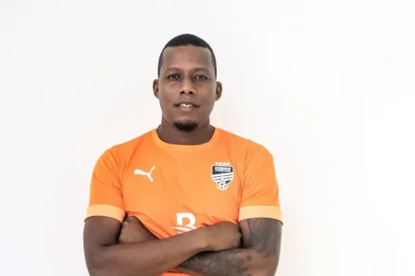 El zaguero inició su carrera profesional en 2012 con el Atlético Huila y luego defendió los colores de importantes clubes colombianos como Uniautónoma FC, La Equidad, Envigado FC, Atlético Bucaramanga y Alianza Petrolera.