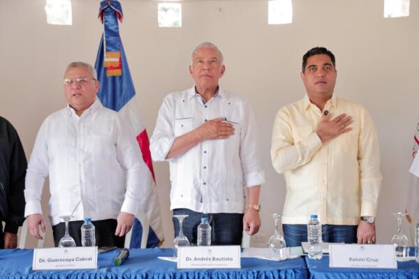Kelvin Cruz y Bautista encabezaron una mesa de honor en la que estuvieron la gobernadora provincial, Patricia Núñez; el alcalde del municipio de Moca, Miguel Guarocuya Cabral, y Alexander Crisóstomo,  presidente de la Unión Deportiva de la Provincia Espaillat. 