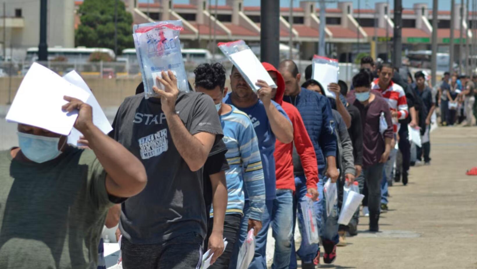 Migrantes varados tras suspensión de visas americanas