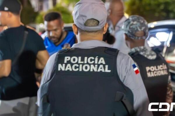 La Policía Nacional informó que detuvo a dos hombres en incidentes separados, ocupándoles tarjetas bancarias falsas y armas en Sto. Dgo Oeste. Foto: CDN Digital