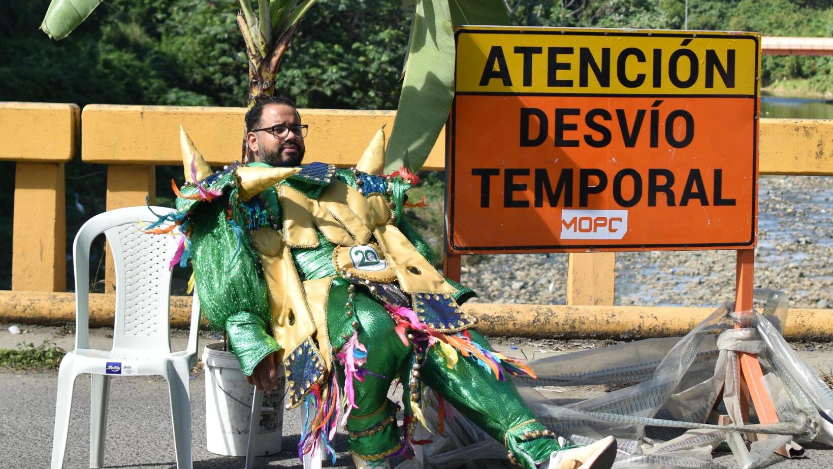 Protesta creativa: Christian Steffano denuncia abandono del puente en La Vega