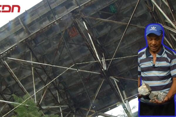 Concreto y piezas metálicas que caen del famoso puente de la 17 fueron reportados al equipo de CDN por los residentes de Riviera del Este. Foto: CDN Digital