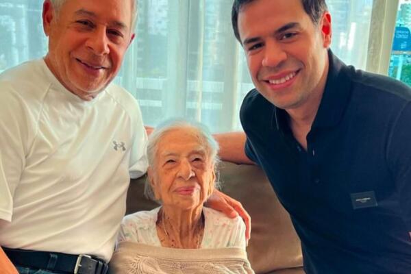 Roberto Salcedo junto a su madre y su hijo Robertico. FOTO: Fuente externa