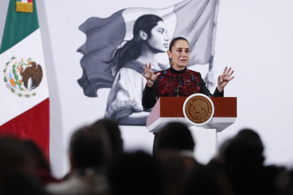 La presidenta de México, Claudia Sheinbaum, habla durante una rueda de prensa este miércoles, en el Palacio Nacional de la Ciudad de México. EFE/ Mario Guzmán