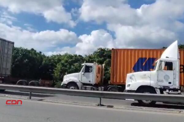 Uno de los camioneros indicó que el procedimiento para la entrega de mercancías es extremadamente lento. (foto: CDN)