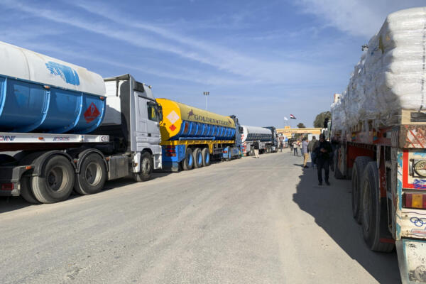 Imagen de cientos de camiones de la agencia de la ONU para los refugiados palestinos listos para ingresar en la Franja de Gaza. 
EFE/ Rosa Soto