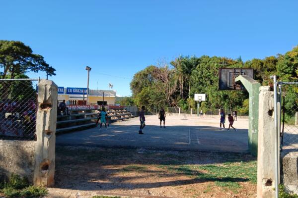Cancha en La Guazara, Barahona, al borde del colapso