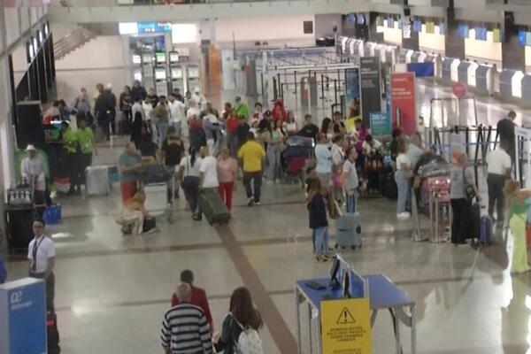 Viajeros que retornan a Estados Unidos dicen no temen a la tormenta.