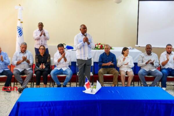 El senador Julito Fulcar encabezó la firma de la carta de compromiso. (foto, fuente externa)