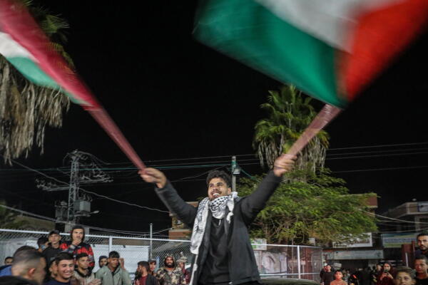 Palestinos reaccionan a la noticia de un acuerdo de alto el fuego con Israel, en Deir al Balah, en el centro de la Franja de Gaza. EFE/EPA/MOHAMMED SABER