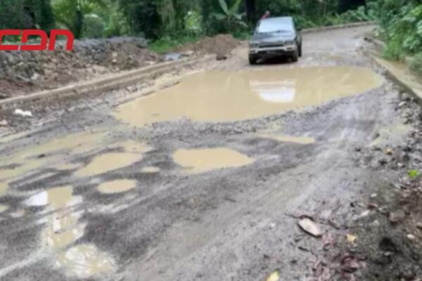 Residentes reclaman el arreglo de su carretera en comunidad de La Moquita, debido a malas condiciones que afecta desarrollo económico.