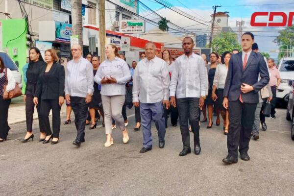 Alcalde Nelson de la Rosa, la gobernadora civil Pura Casilla y otras autoridades.