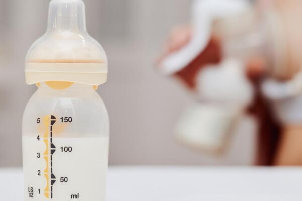 Crean vestido a base de leche materna