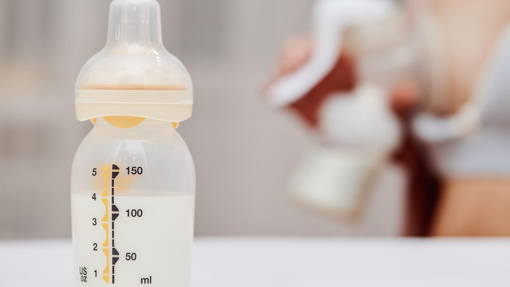 Crean vestido a base de leche materna