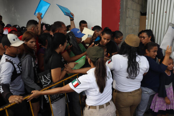 Migrantes hacen fila para tramitar papeles migratorios este viernes, en el municipio de Tapachula en Chiapas (México). 
EFE/ Juan Manuel Blanco