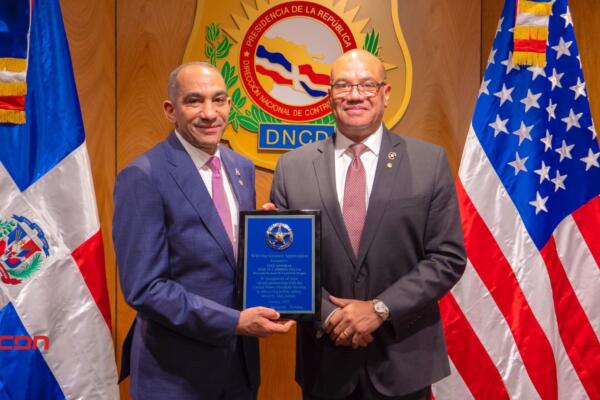 Director de los Marshals de EE.UU. reconoce al director de la DNCD. (foto, fuente externa)