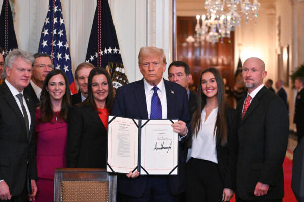 El presidente estadounidense Donald Trump posa después de firmar la Ley Laken Riley en la Sala Este de la Casa Blanca en Washington, DC, el 29 de enero de 2025. La Ley Laken Riley, que exige la detención de inmigrantes indocumentados acusados ​​de delitos relacionados con el robo, Lleva el nombre de un estudiante de 22 años asesinado por un venezolano indocumentado buscado por hurto. (Foto de ROBERTO SCHMIDT / AFP)