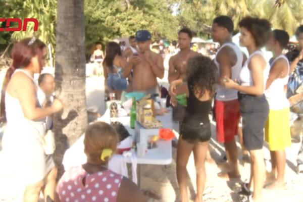 Familias dominicas asisten a playa Boca Chica a disfrutar del feriado. 
