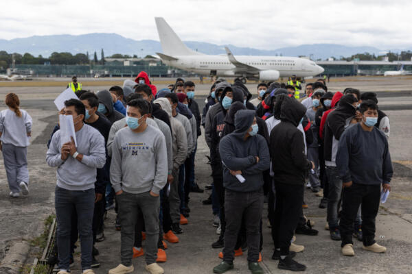 Ciudadanos guatemaltecos descienden de un avión proveniente de Estados Unidos. 
EFE/ David Toro