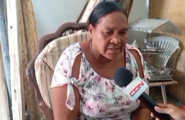 En Los Alcarrizos, una señora de 60 años, desalojada del sector Freddy Beras Goico se quejó porque el ayuntamiento la dejó sin indemnización.