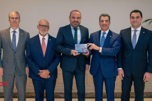 Desde la izquierda los señores René Grullón, Eduardo Grullón, Gabriel Escarrer Jaume, Christopher Paniagua y Jose Mánuel Cuervo. (foto, fuente externa)