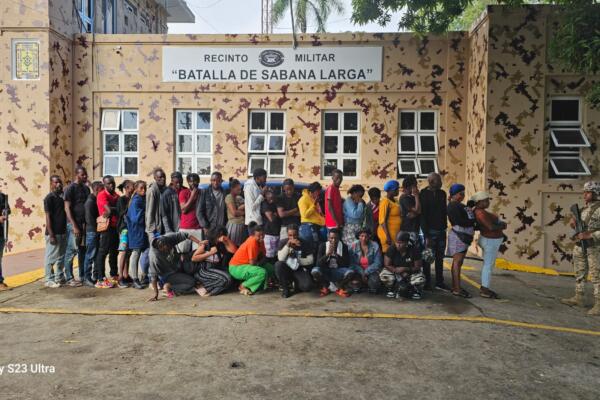 Detienen vehículos con 30 nacionales haitianos en estatus migratorio irregular