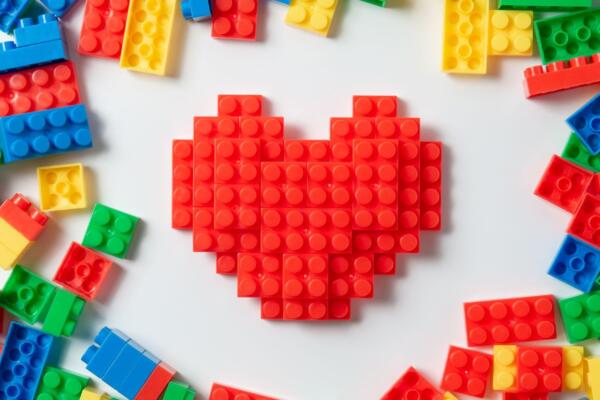 El 28 de enero se celebra el Día Internacional de Lego, una que conmemora la invención de los bloques de construcción más famosos del mundo.
